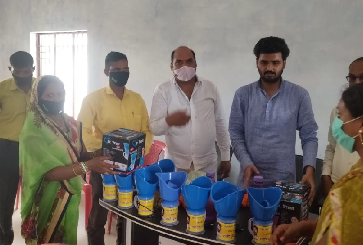 Martyr family distributed steam machine among 2500 families in Gorakhpur
