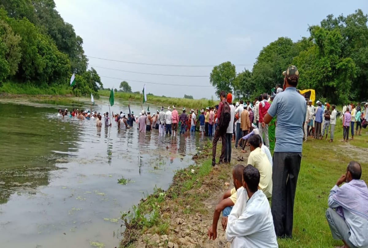 Villagers troubled by the filth and flies of Barnala murgi farm did jal Satyagraha in bareilly