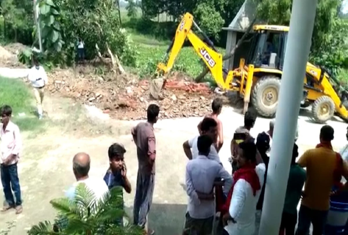 police administration dug road In front of district panchayat president proposer house demolished toilet and tree