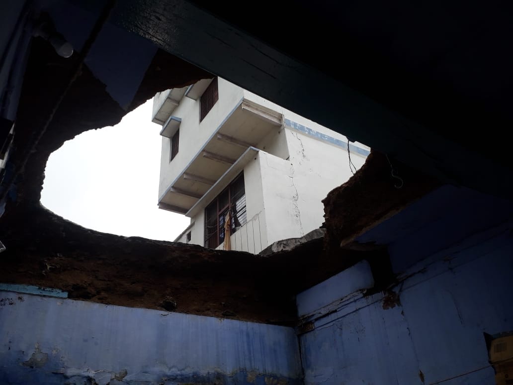 Accident in Varanasi Father and son injured after roof of two storey house collapsed behind Sankatha Mata temple