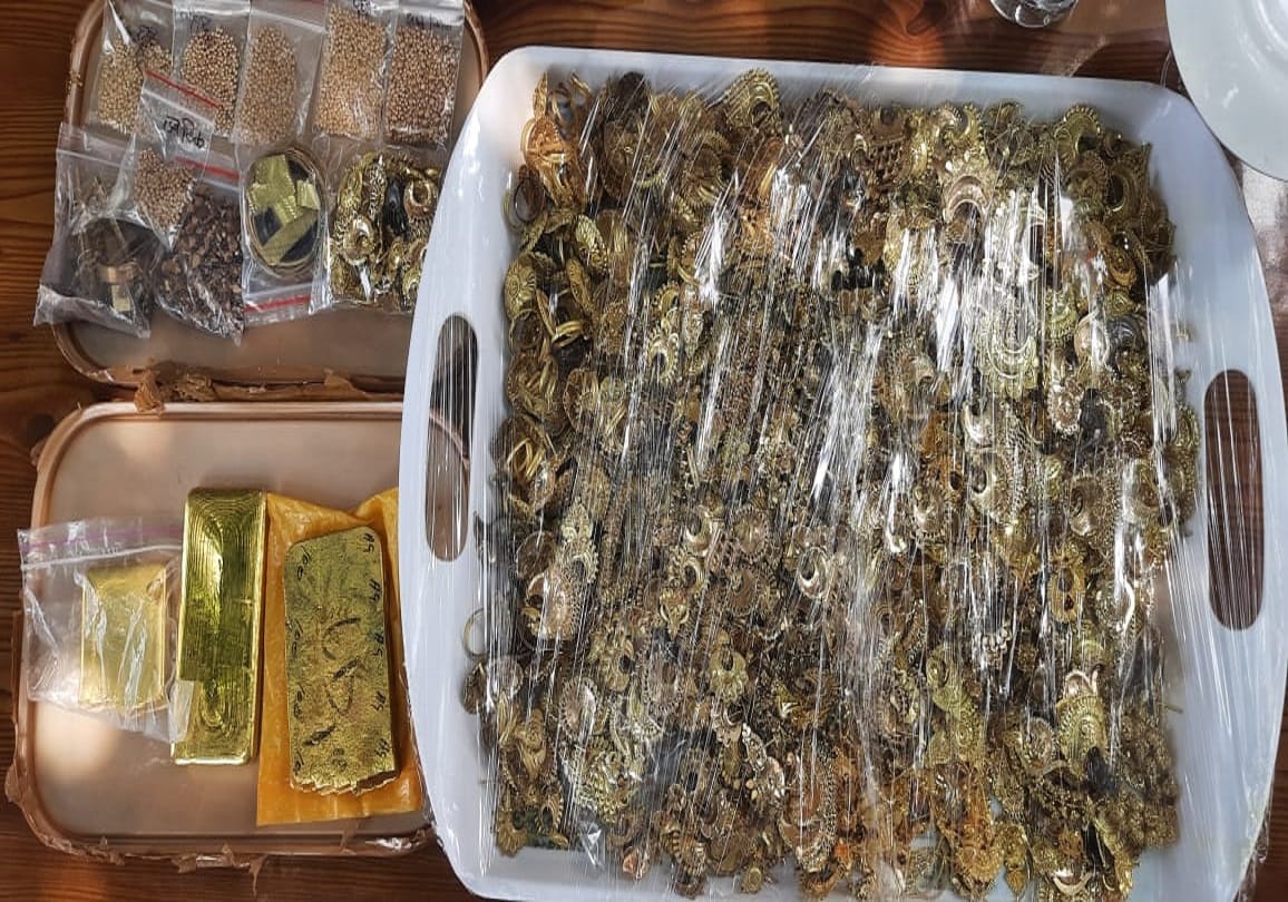 GRP seized more than six kg gold from PDDU junction in chandauli  two smugglers arrested