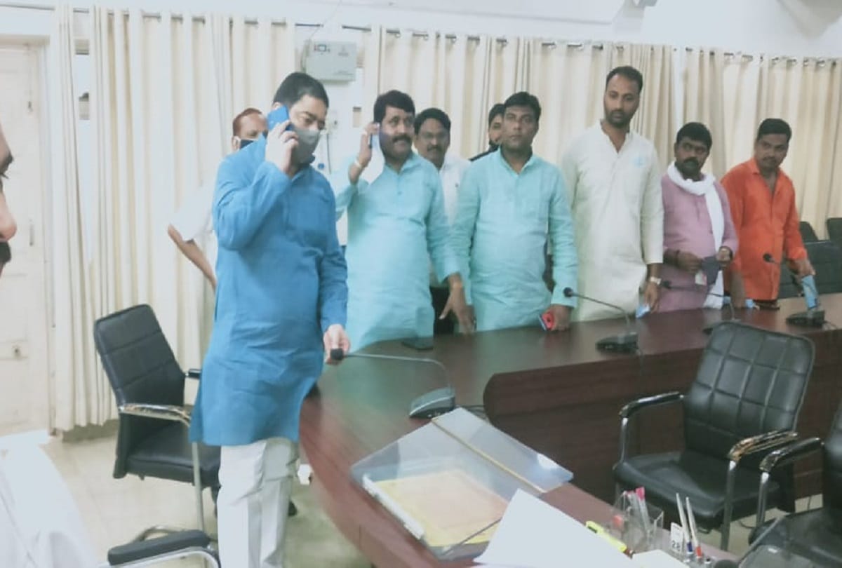 Samajwadi Party leaders arrived to get verified copy of  nomination rejection order Said varanasi DM is not picking up  phone