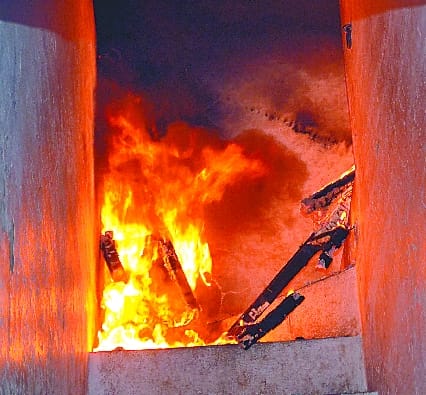 Goods worth lakhs burnt due to the fire in the crockery godown of Khapraila Bazar