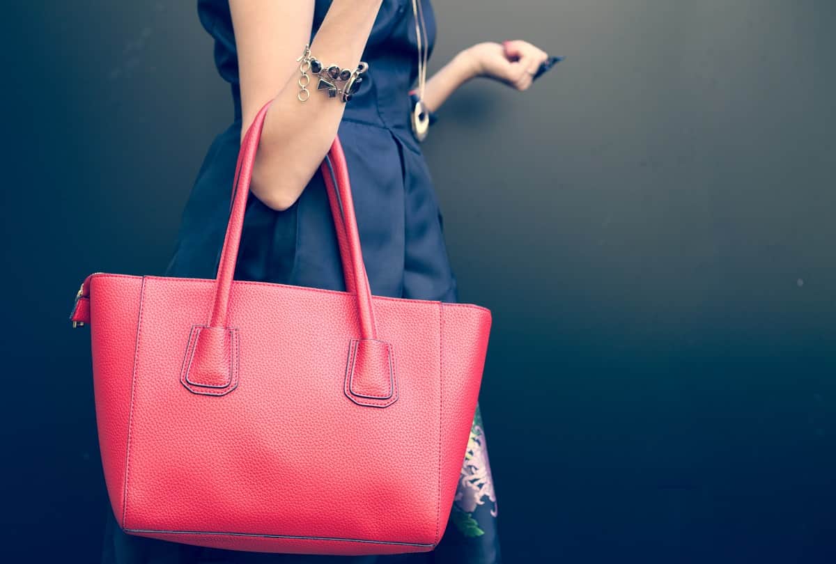 Fashion tips In these tips you can differentiate between genuine and imitation leather hand bags