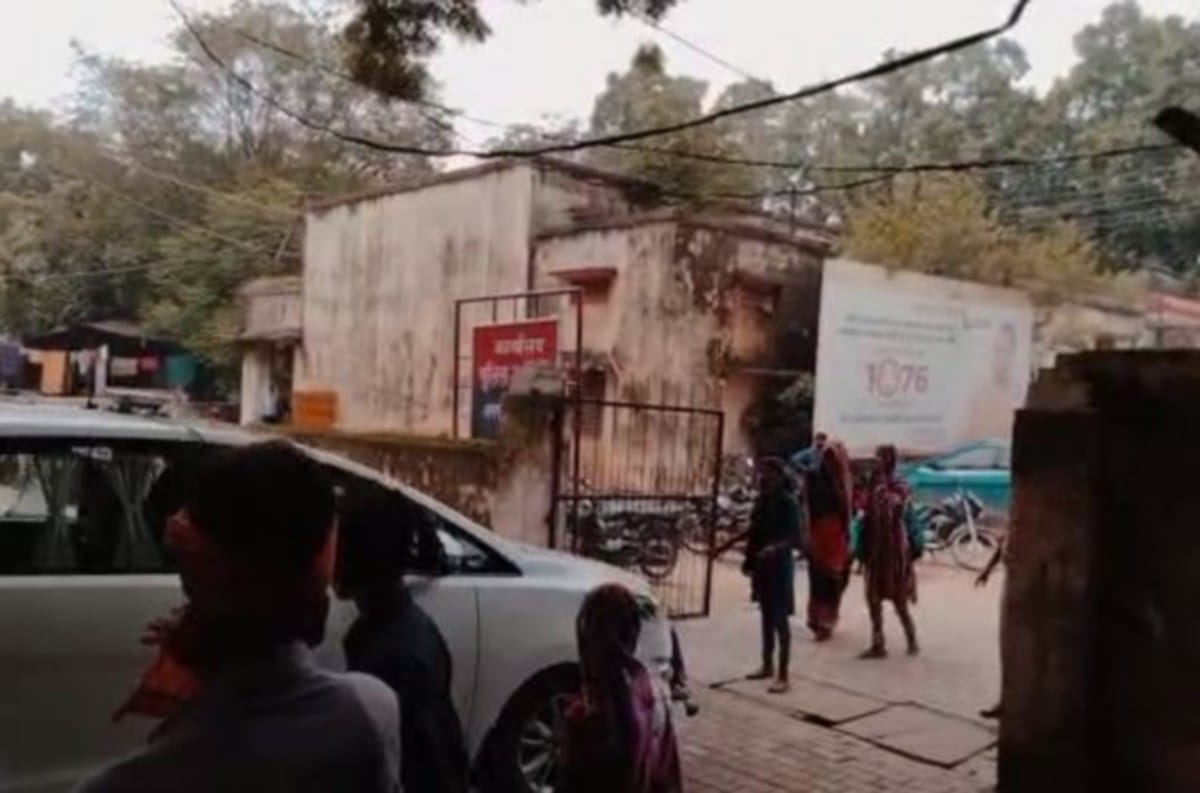 Sexual assault victim sit in front of SP car stopped way complaint for arresting of accused in mirzapur