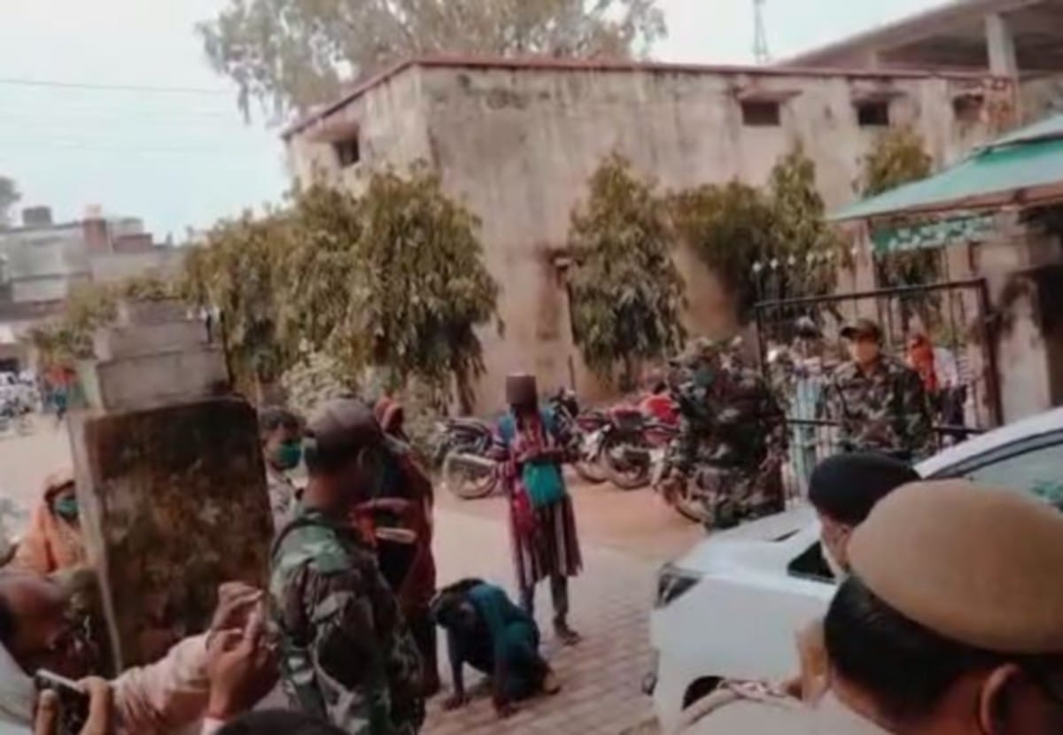 Sexual assault victim sit in front of SP car stopped way complaint for arresting of accused in mirzapur