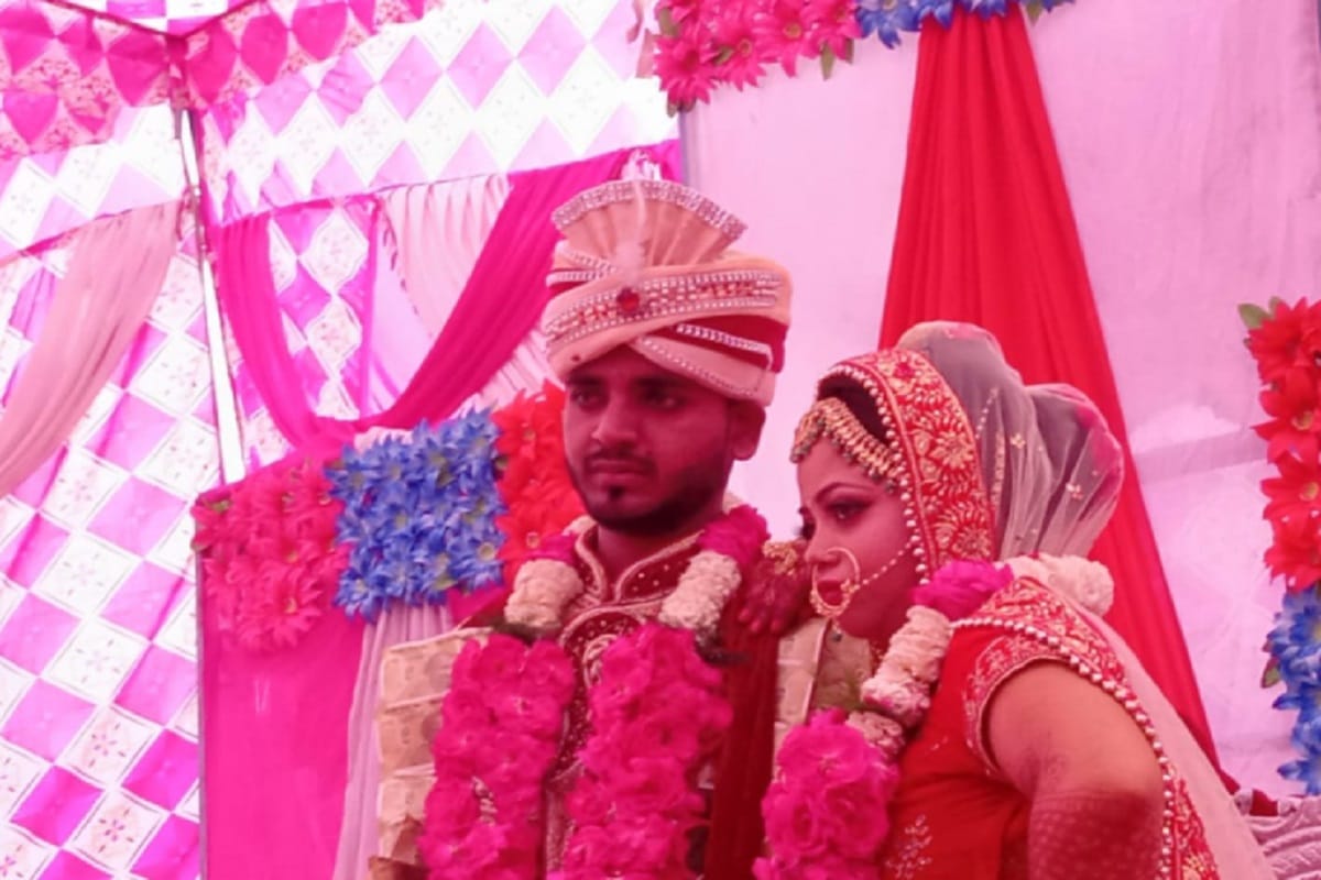 Meerut News: A couple has died in road accident in Aligarh and see photos