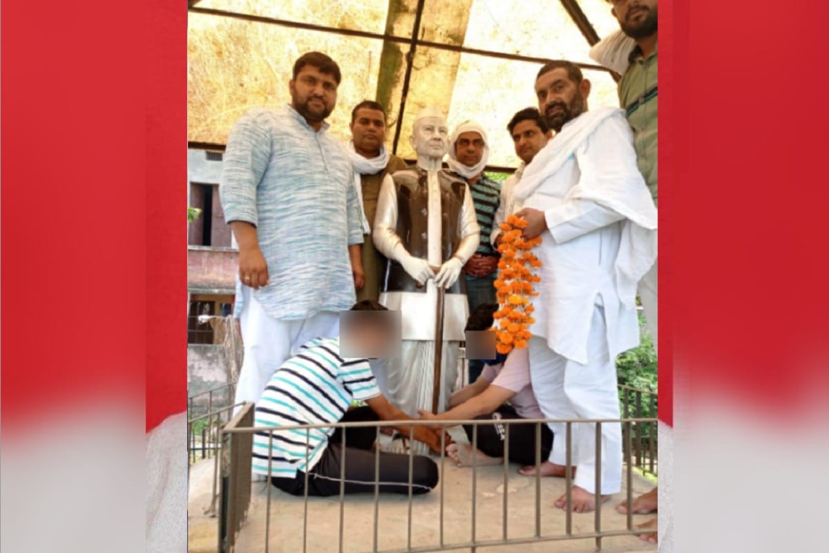Shame less act upon the Statue of former Prime Minister Chaudhary Charan Singh and video viral in Muzaffarnagar