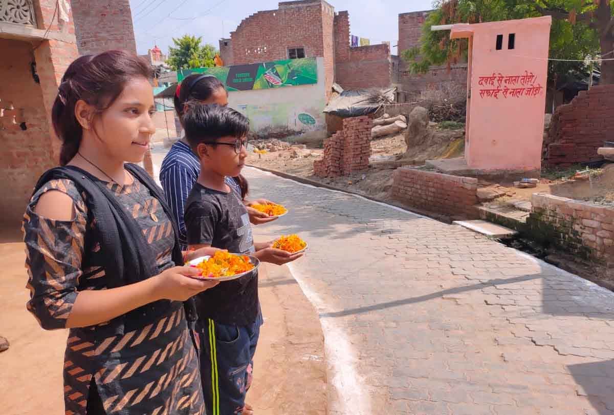 Diwali celebration in Paraukh for welcoming 'Ram', the street through which the rain of flowers passed