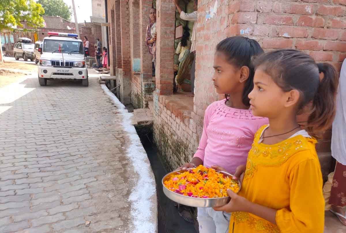 Diwali celebration in Paraukh for welcoming 'Ram', the street through which the rain of flowers passed