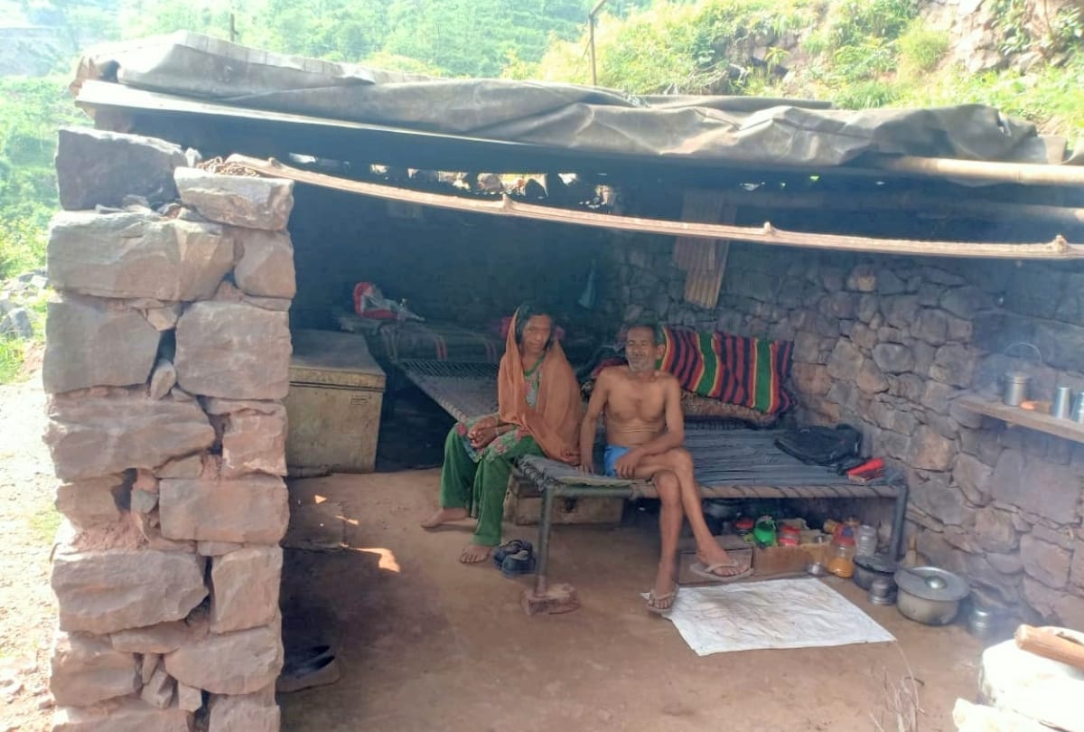 Himachal News: BDO JE visited spot Poor Family Living In Damaged House In Sirmour Himachal Pradesh