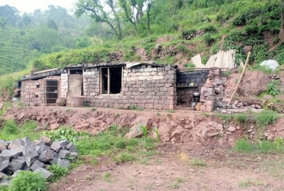 Himachal News: BDO JE visited spot Poor Family Living In Damaged House In Sirmour Himachal Pradesh