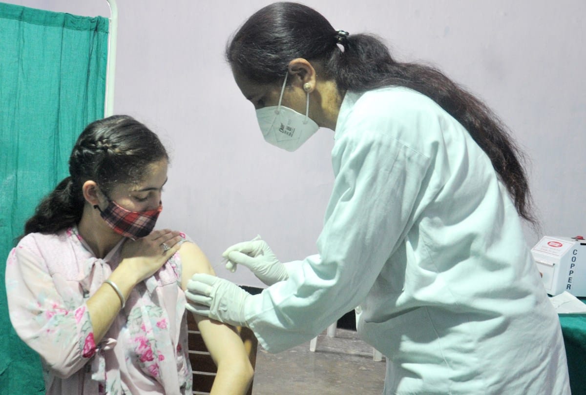34 thousand students vaccinated on first day of Covid vaccination campaign by himachal education department