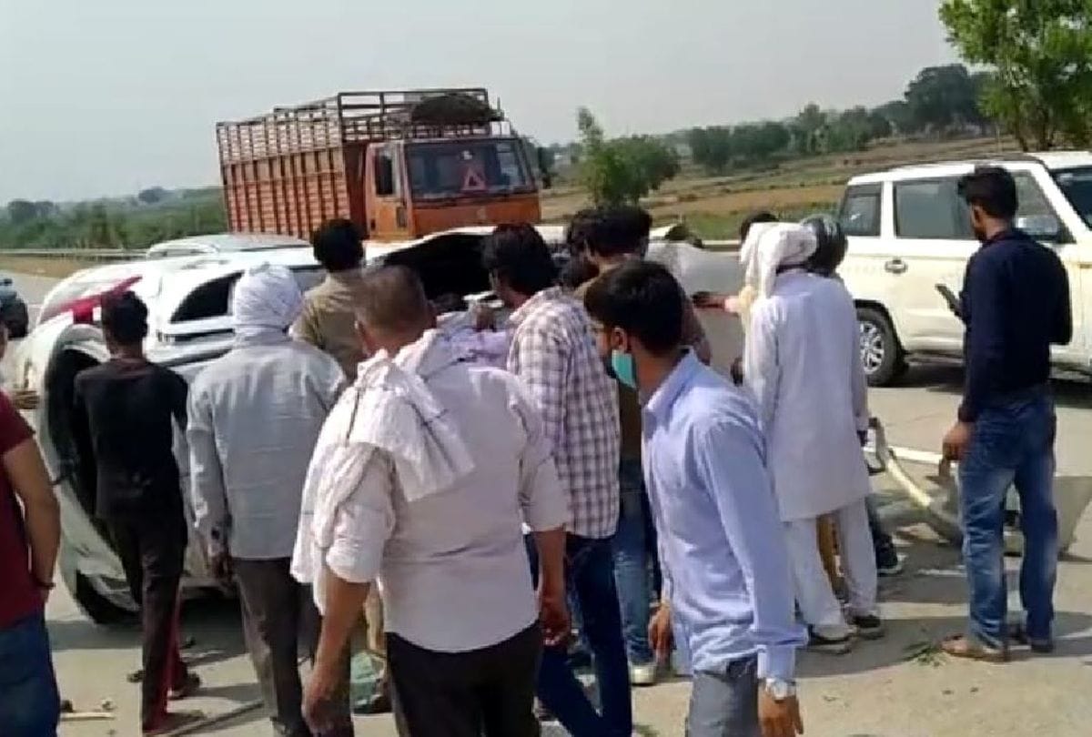 four people injured after car overturns on Yamuna Expressway in agra