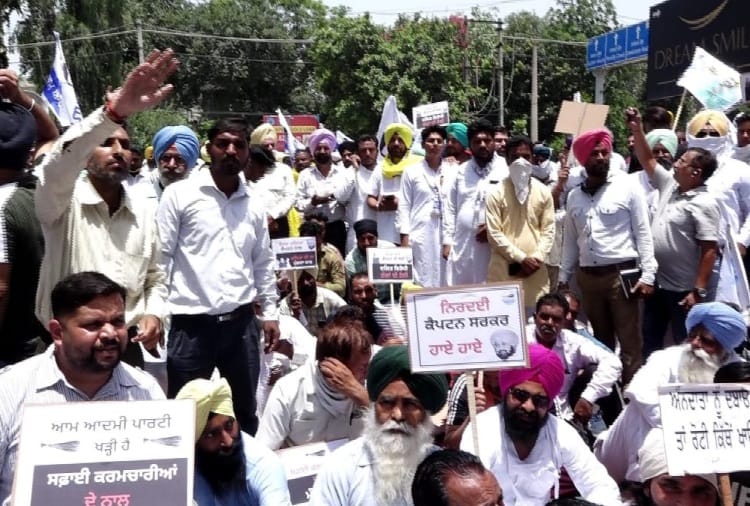 Youth Akali Dal protest outside Kunwar Vijay Pratap kothi in Amritsar of Punjab