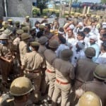 बागपत में कलक्ट्रेट पर हंगामा करते रालोद कार्यकर्ता।