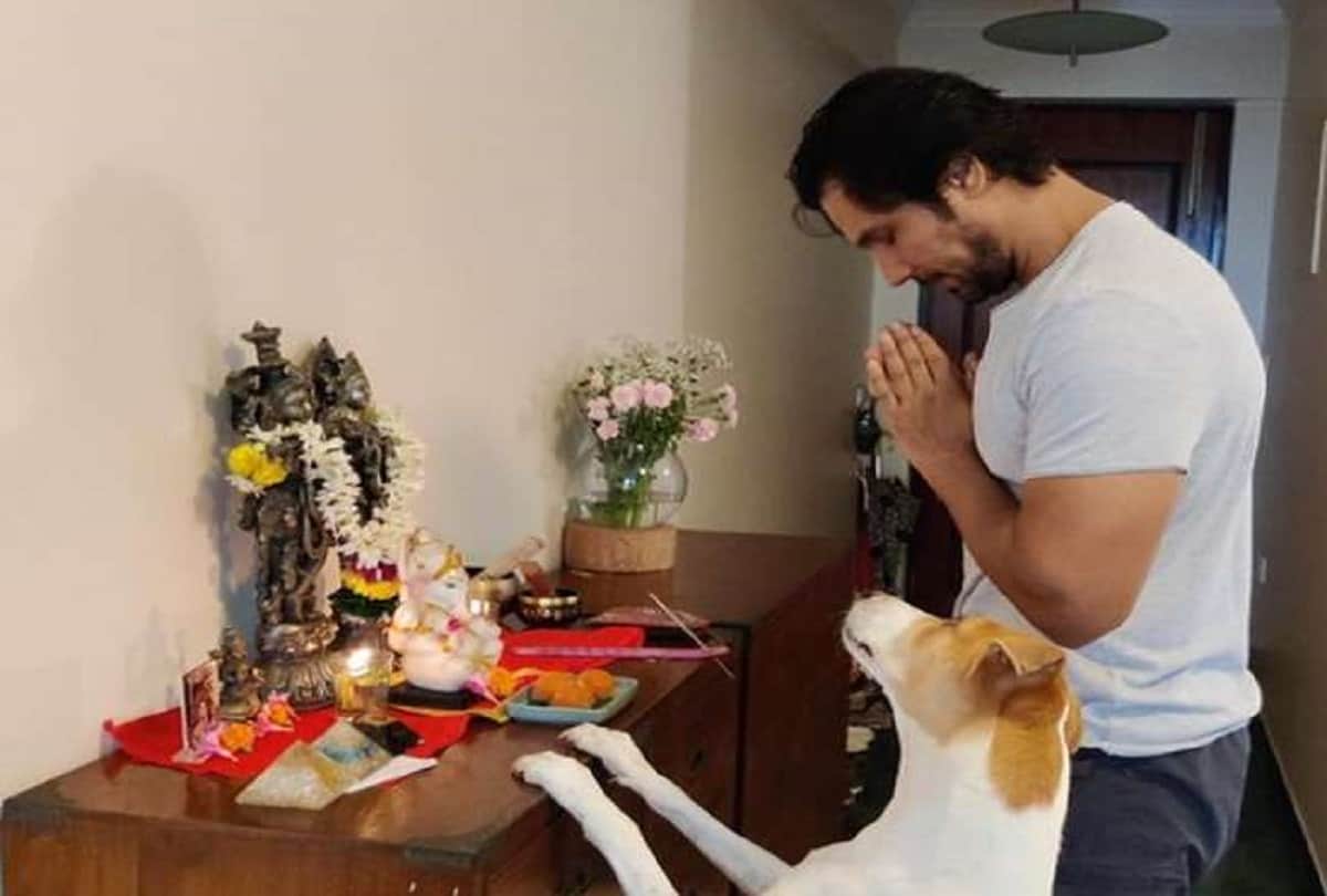 Randeep Hooda shares pic with pet dog striking a 'sanskari' pose