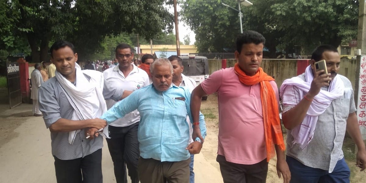 Police arrested kanungo for taking bribe of ten thousand in azamgarh