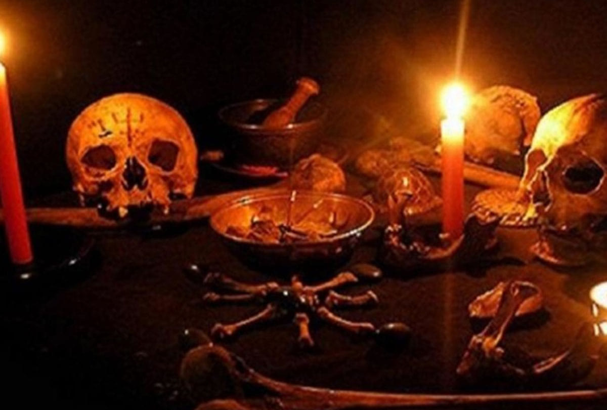 Tantrik beat woman with iron chains, death