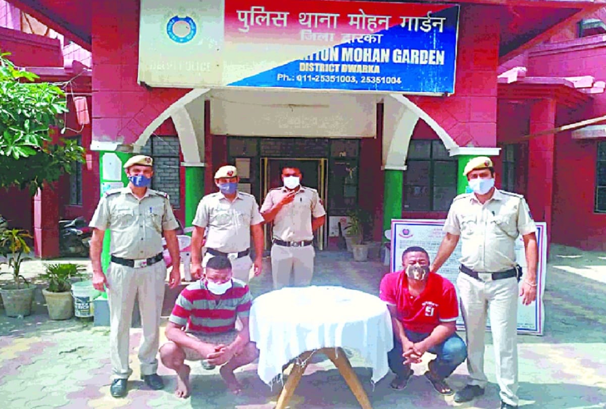 delhi police arrests two foreign youths for smuggling heroin