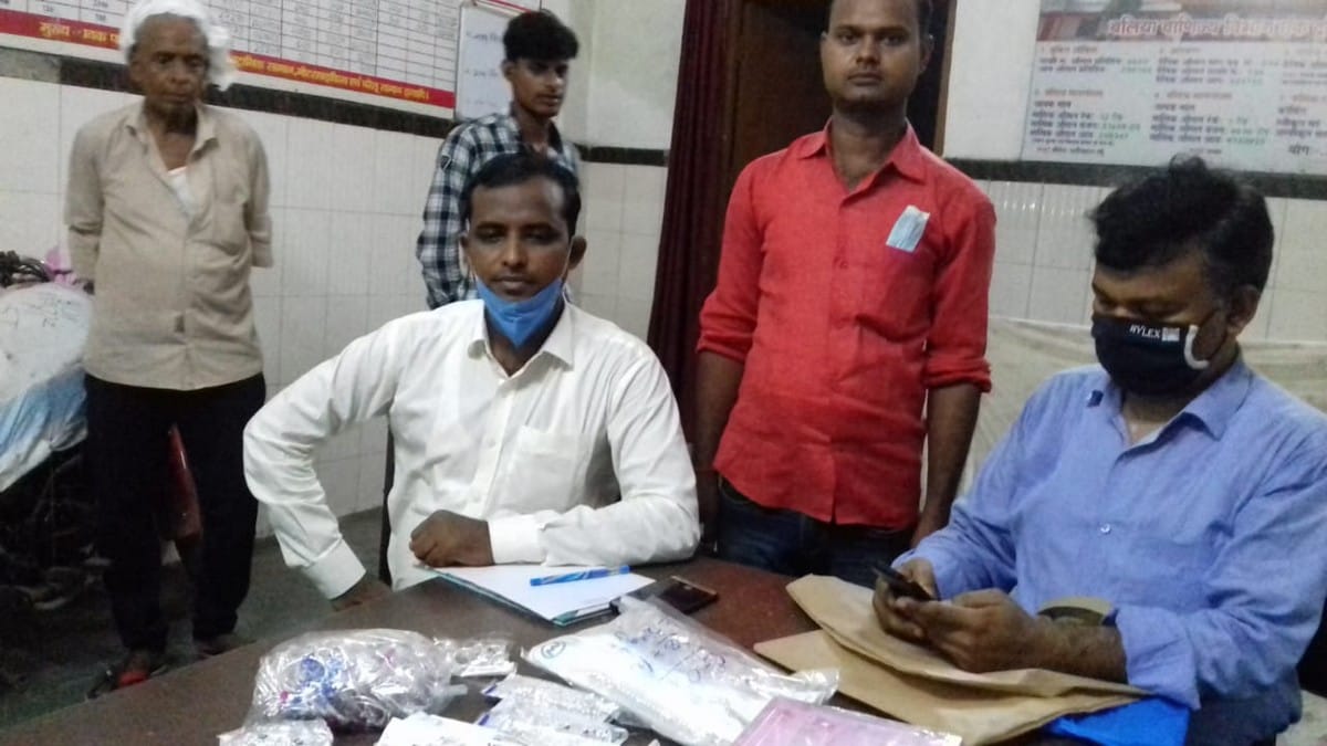 RPF arrested man with 8 kg of silver jewelery from railway station in azamgarh