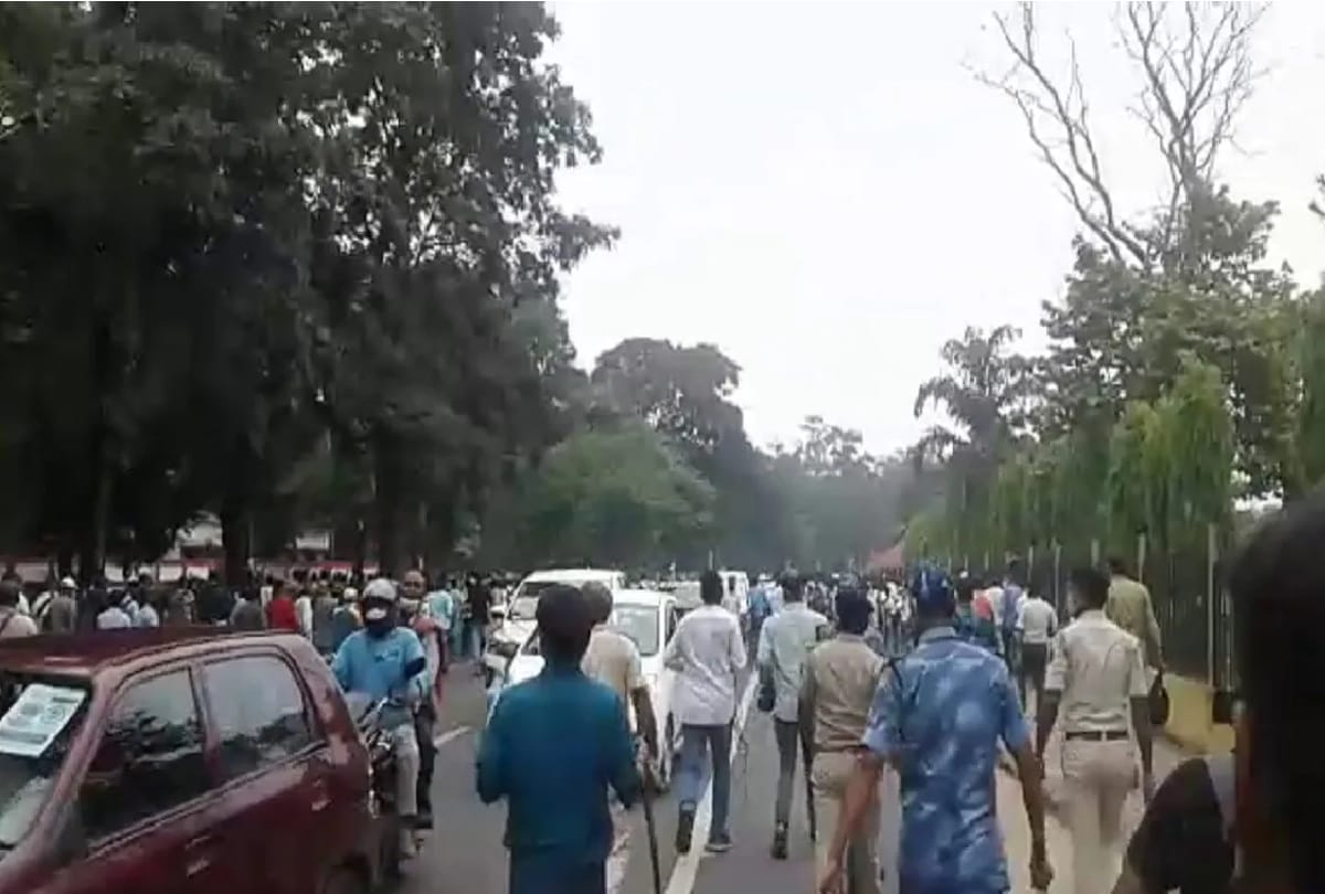 patna stet aspirants hold protest education minister residence police lathi charge city magistrate falls down on the road