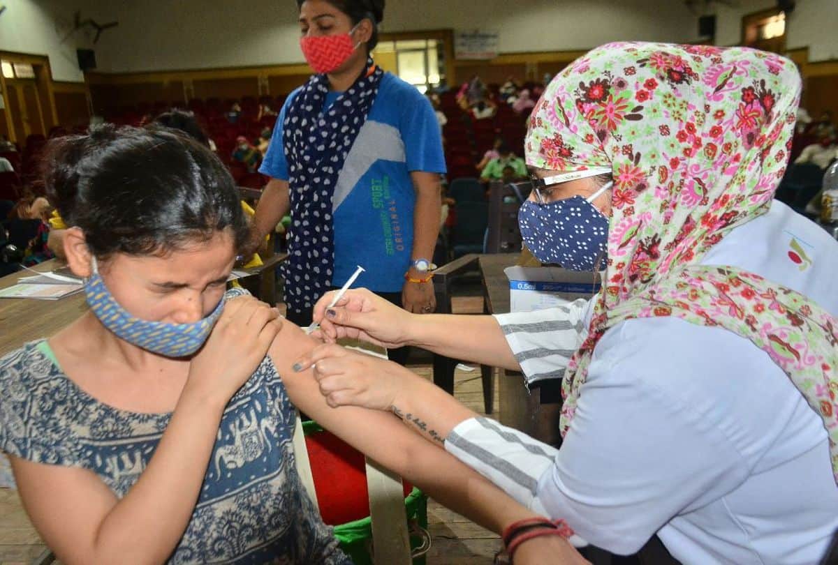 Corona Vaccine Dose Short In Agra Booth People Face Problem At Vaccination Centers