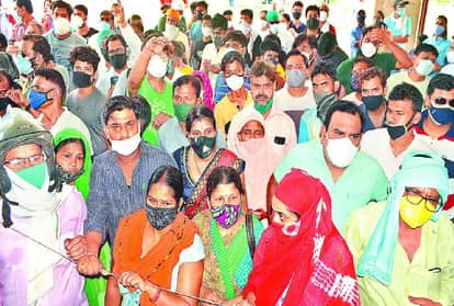 Corona Vaccine Dose Short In Agra Booth People Face Problem At Vaccination Centers