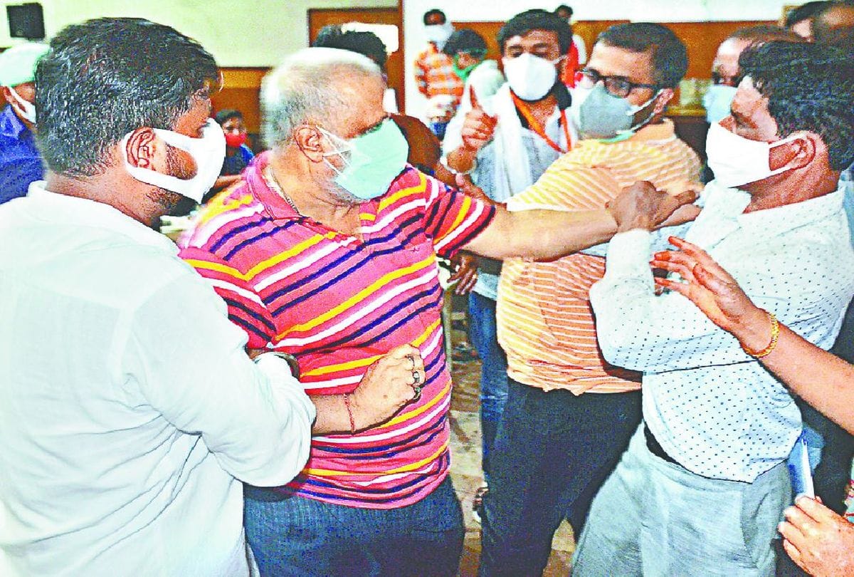 Corona Vaccine Dose Short In Agra Booth People Face Problem At Vaccination Centers