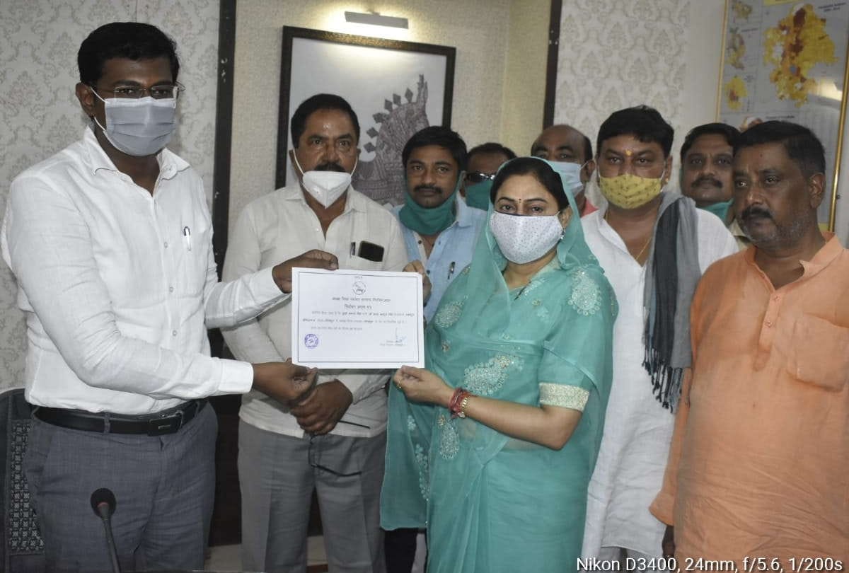 Sadhna Singh BJP candidate for post of Zila Panchayat adhaysh got certificate of victory unoppose in Gorakhpur