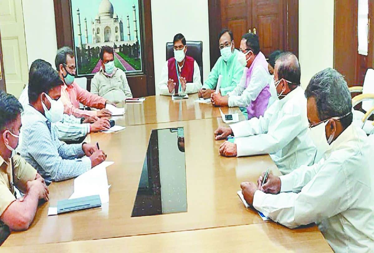 Minister of State Dr. GS Dharmesh Meeting Before Oxygen Mockdrill With Dm And Others About Oxygen Crisis