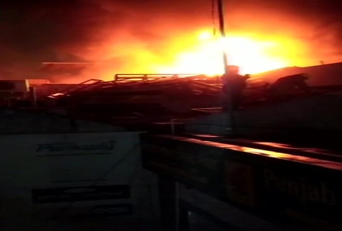 Delhi fire in kirti nagar furniture shop 8 fire tenders doused fire in four hours