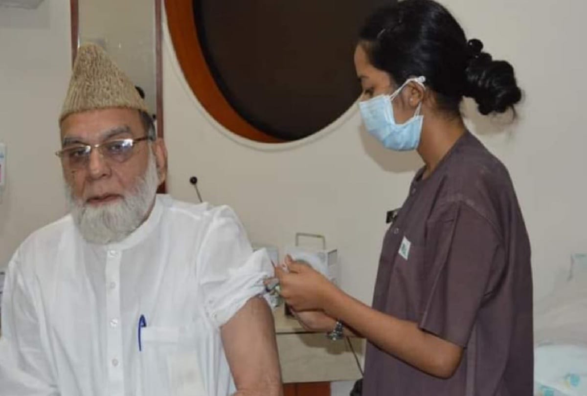 Shahi Imam of Jama Masjid Ahmed Bukhari received  first dose of corona vaccine