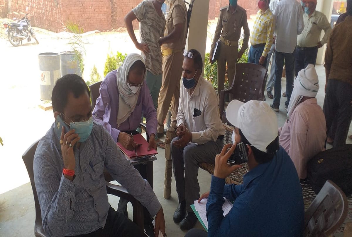 Aligarh zila panchayat Adhyaksh candidate husband faces problems