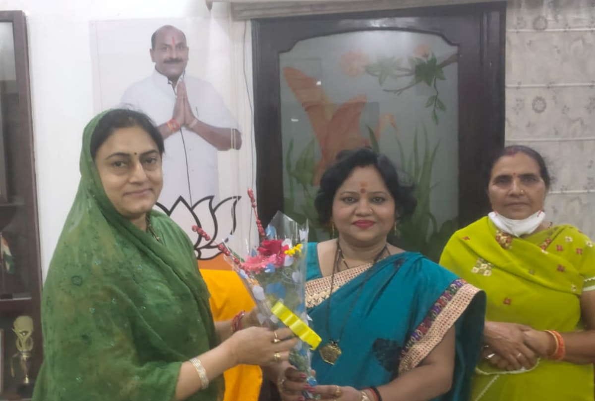 Sadhna Singh BJP candidate for post of Zila Panchayat President will be given certificate of victory unopposed in Gorakhpur
