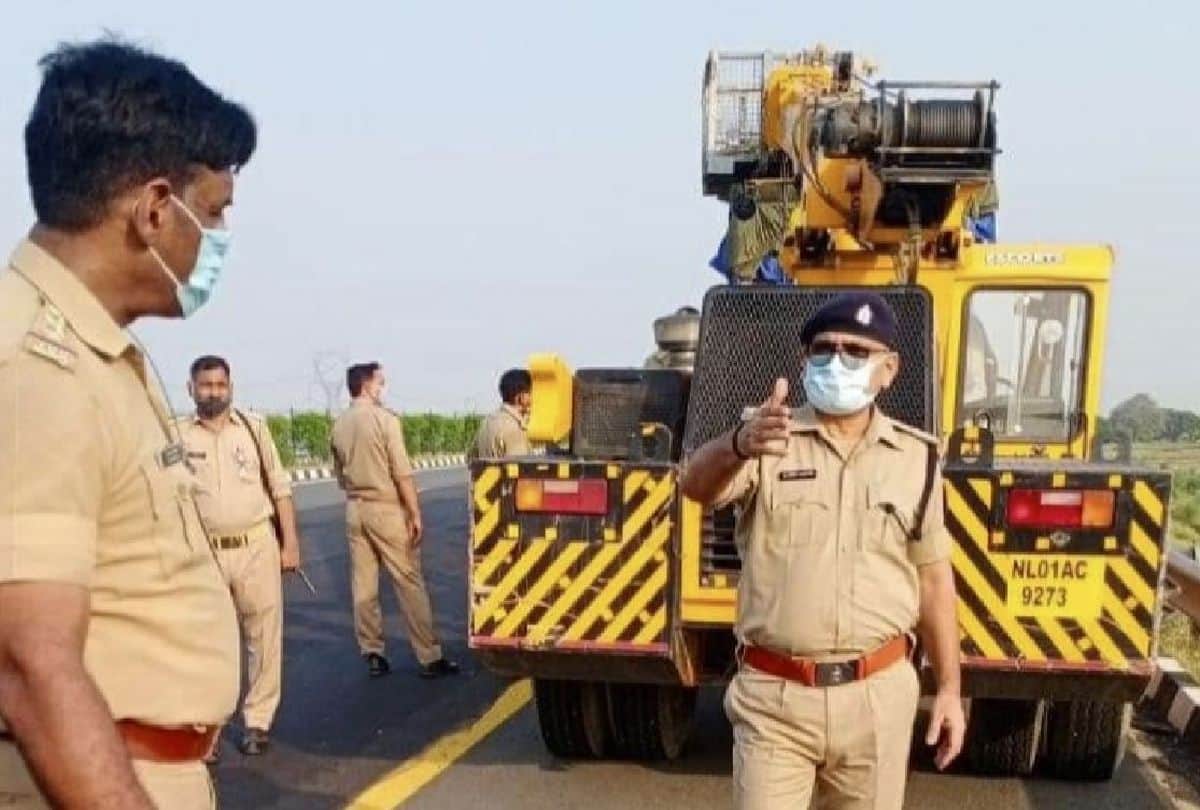 agra lucknow expressway bus accident due to driver negligence in Firozabad