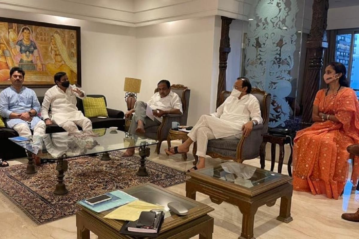 NCP meeting in Mumbai Maharashtra Deputy CM Ajit Pawar, Supriya Sule news updates in Hindi