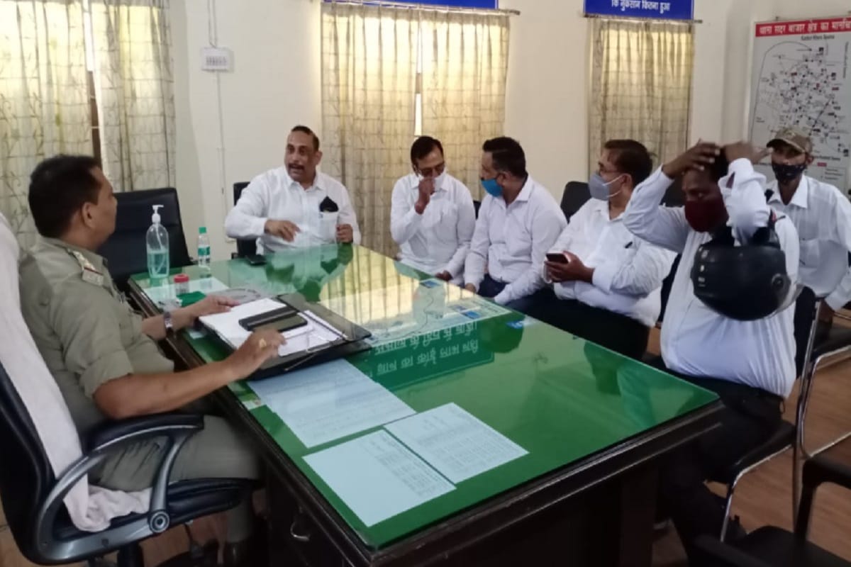 UP News: The advocates has ruckus in a police station in Meerut of Uttar Pradesh