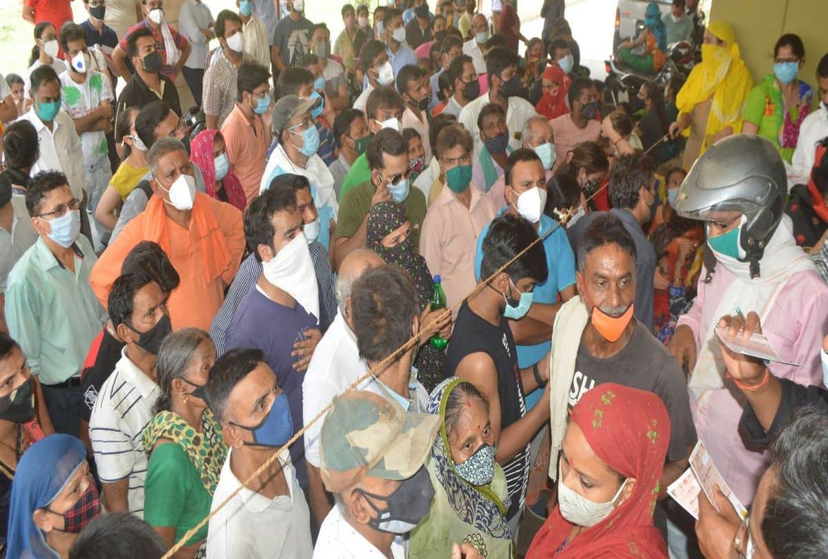 Corona Vaccine Dose Short In Agra Booth People Face Problem At Vaccination Centers