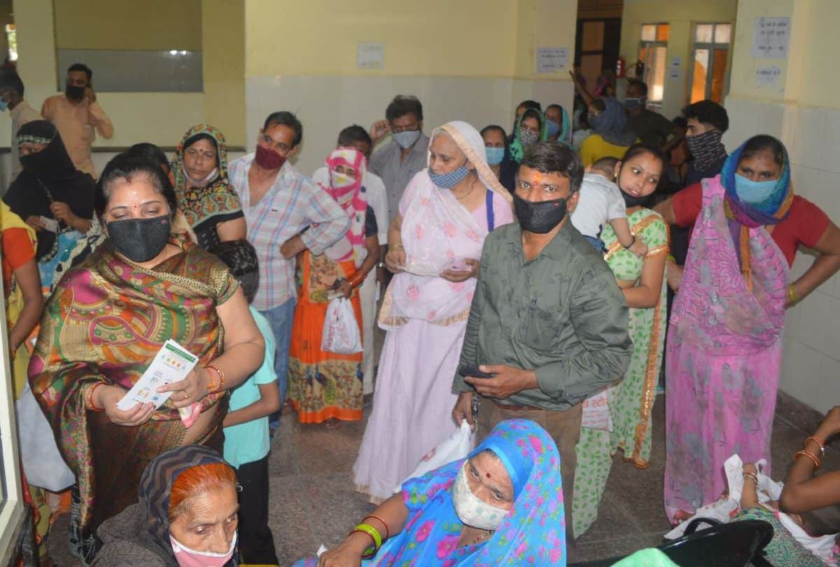 Corona Vaccine Dose Short In Agra Booth People Face Problem At Vaccination Centers