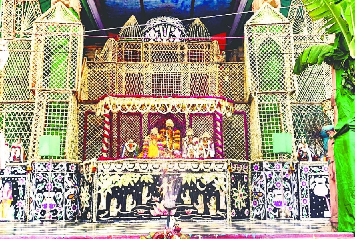 devotees offered phool bangla to thakur ji for save scorching heat in mathura temples