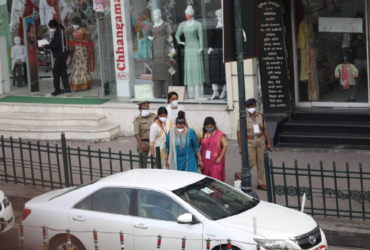 President Ramnath Kovind's daughter did shopping in hazratganj in lucknow.