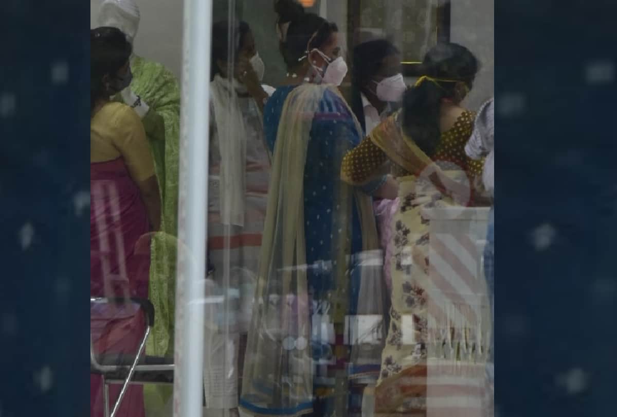 President Ramnath Kovind's daughter did shopping in hazratganj in lucknow.