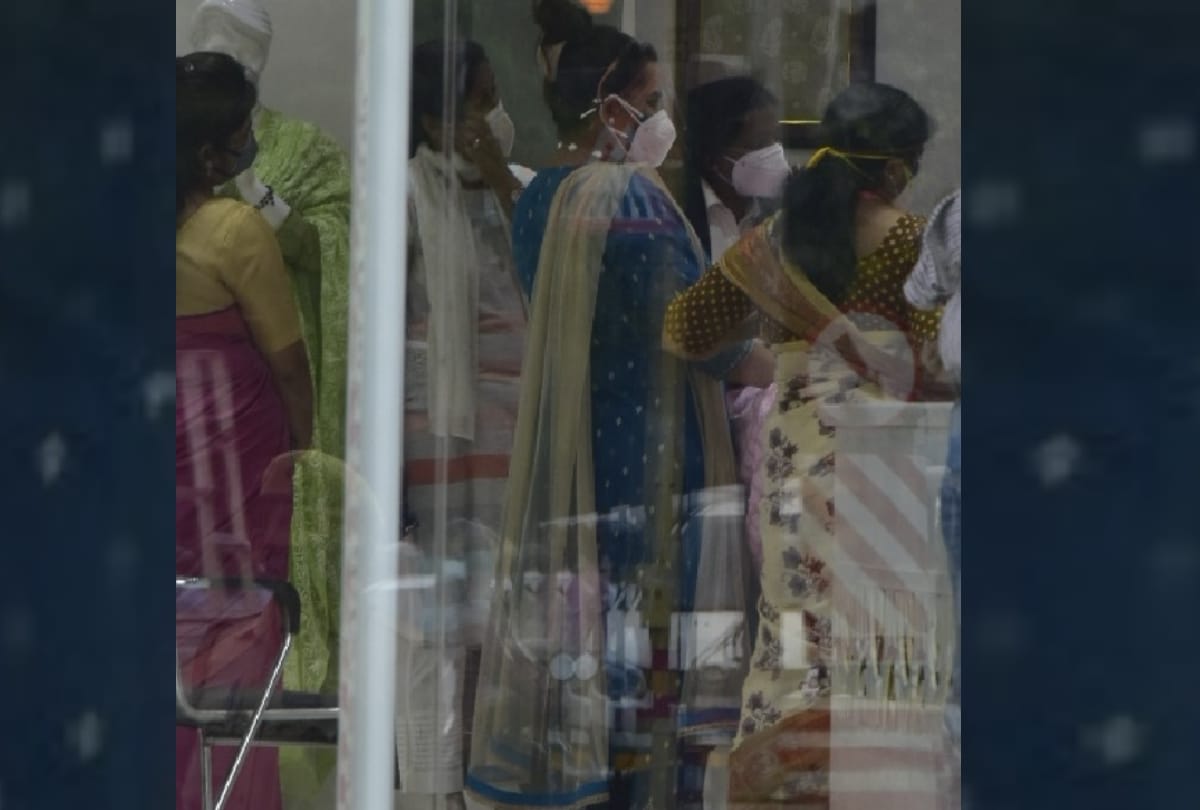 President Ramnath Kovind's daughter did shopping in hazratganj in lucknow.