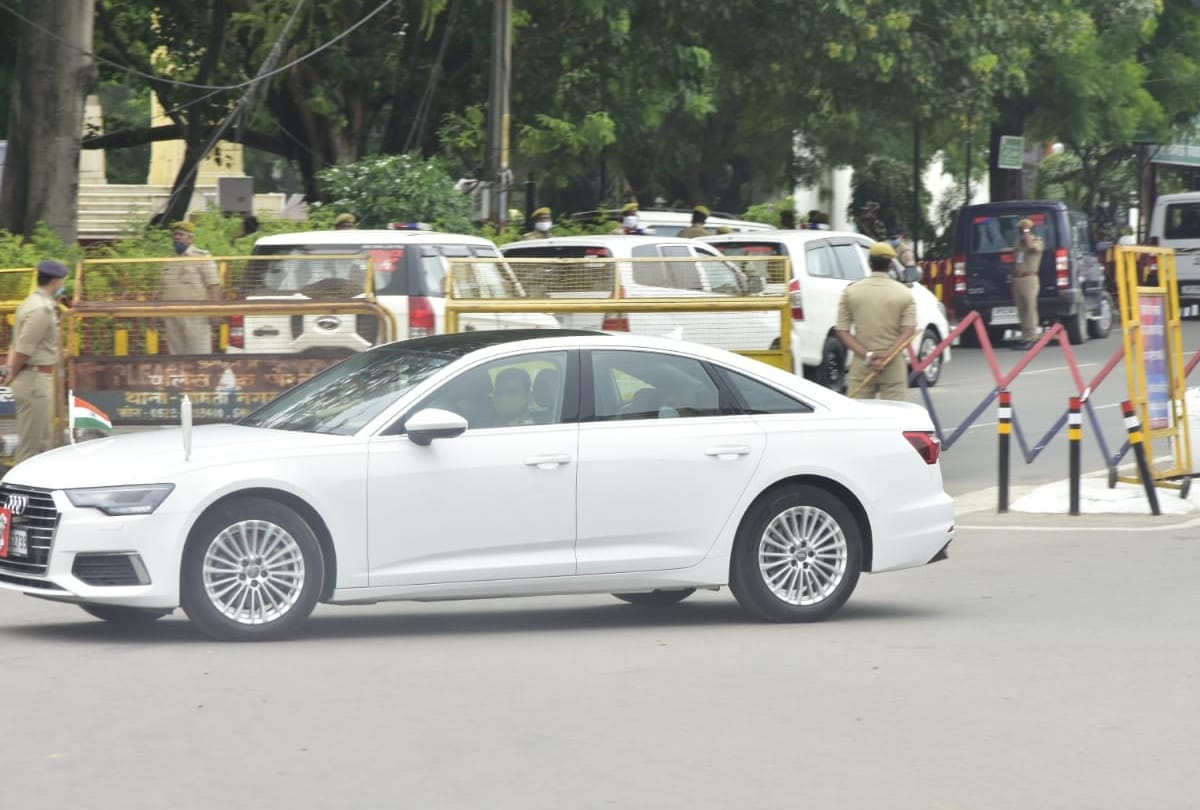 President Ramnath Kovind's daughter did shopping in hazratganj in lucknow.