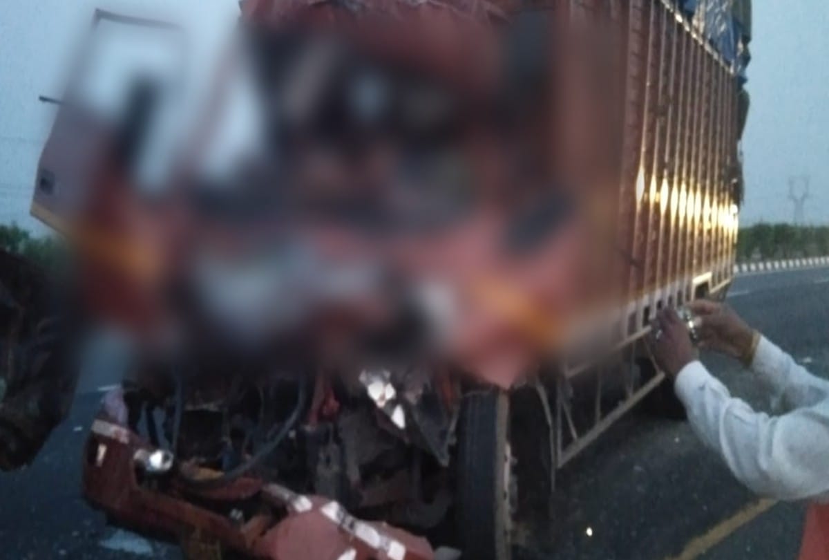 Massive Road Accident At Agra Lucknow Express Way Five Died Two Injured