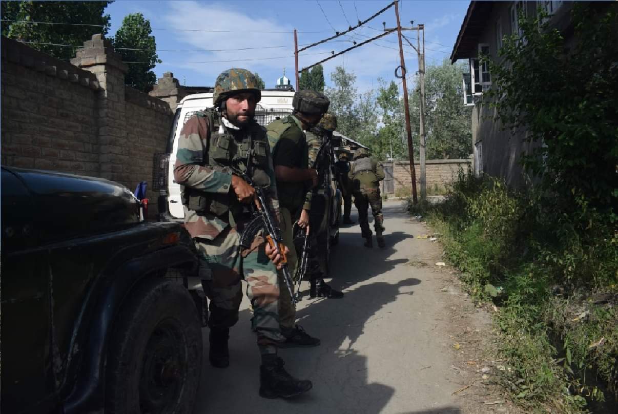 srinagar Malhoora paramipora Encounter Amidst ongoing encounter soldiers took old man to safe place
