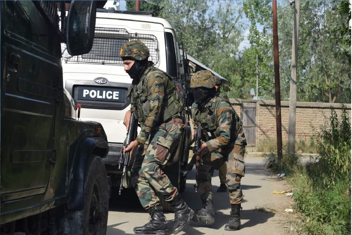 srinagar Malhoora paramipora Encounter Amidst ongoing encounter soldiers took old man to safe place