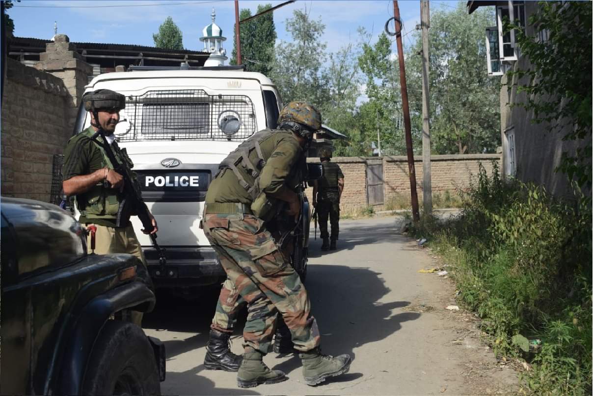 srinagar Malhoora paramipora Encounter Amidst ongoing encounter soldiers took old man to safe place