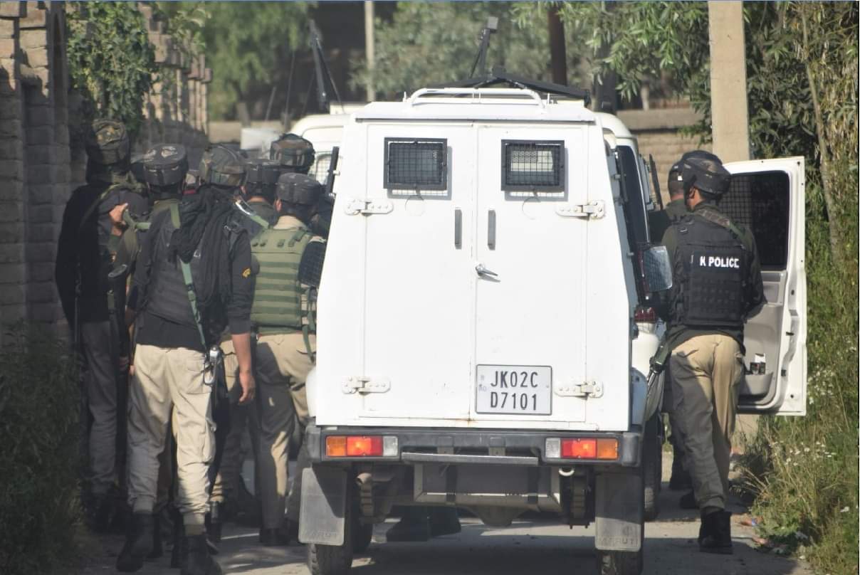 srinagar Malhoora paramipora Encounter Amidst ongoing encounter soldiers took old man to safe place